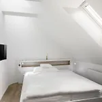 100 Hotel 3*