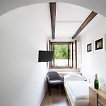100 Hotel 3*