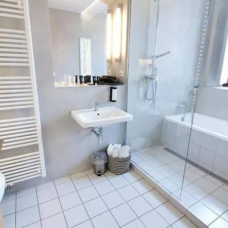Hotel 100